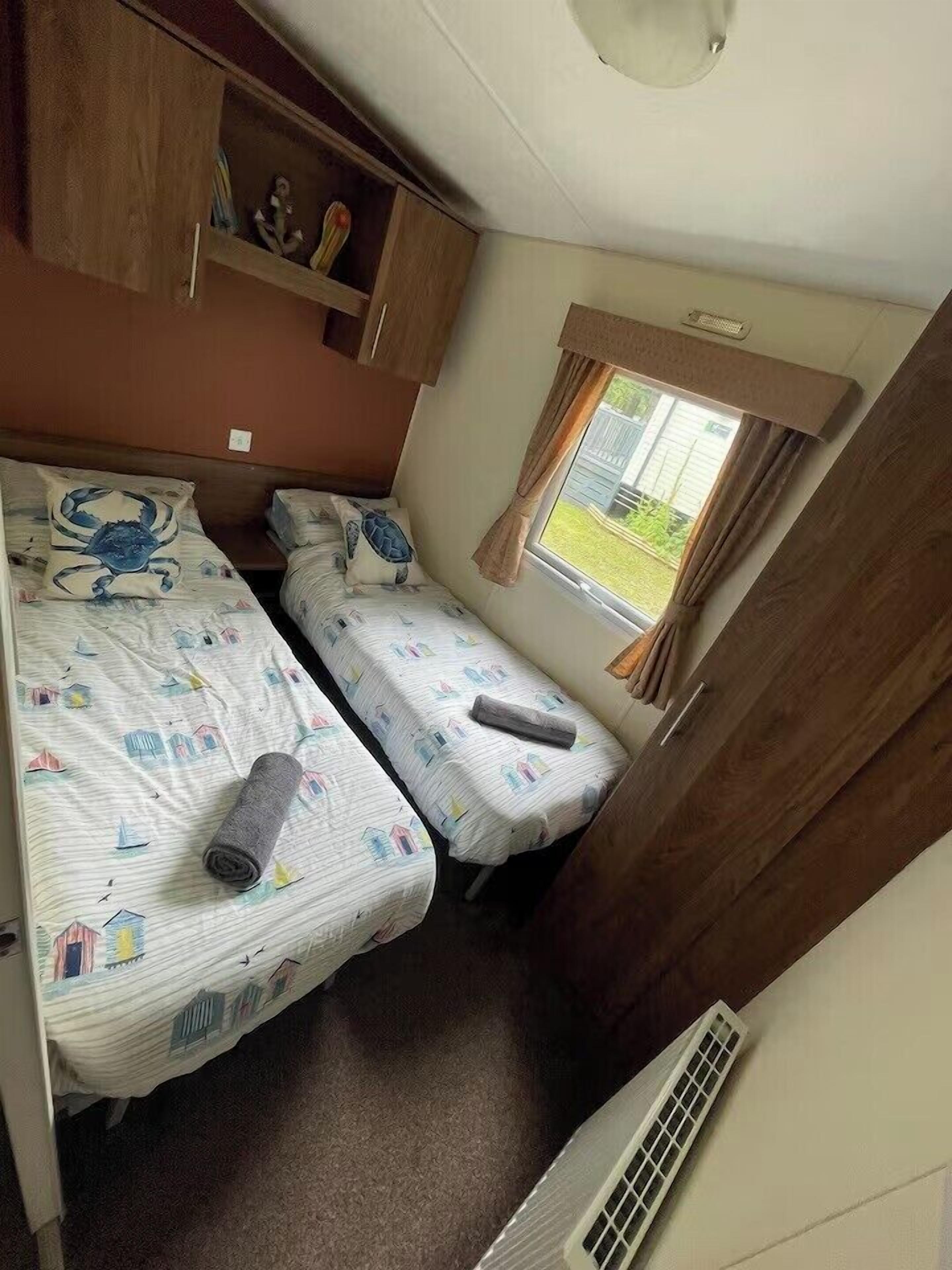 2 bedrooms, iron/ironing board, bed sheets