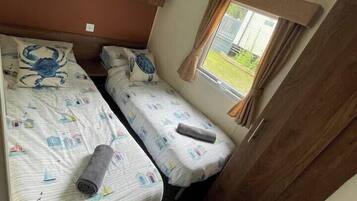 2 bedrooms, iron/ironing board, bed sheets