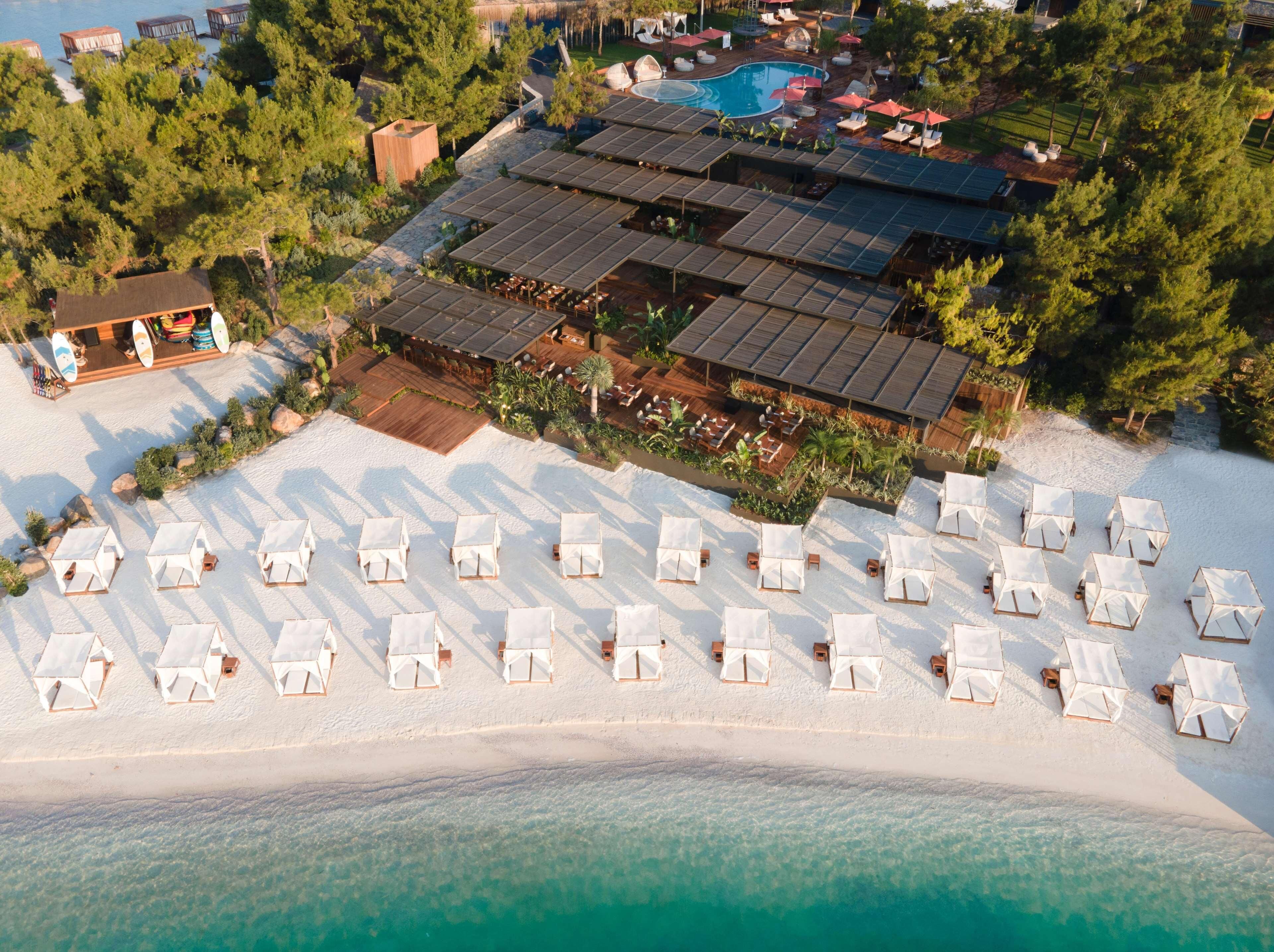 Playa privada, submarinismo, esquí acuático y vóley playa