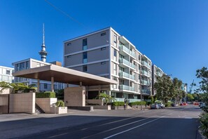 Exterior - Cosy 1 Bedroom with Parking and THE Location (Auckland City)