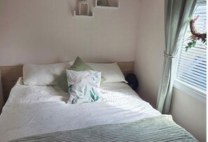 Room - Southview Caravan Sleeps 8 w/ Parking near Beach (Skegness)