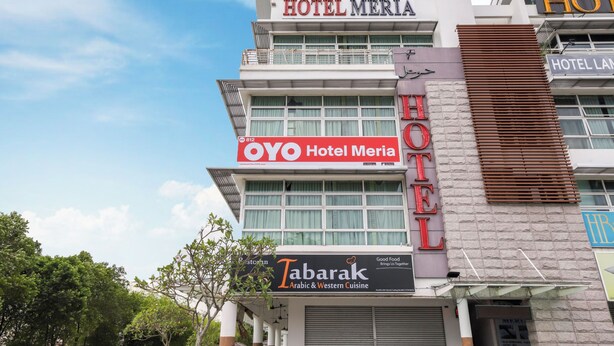 A multi-story building with signs for HOTEL MERIA, OYO Hotel Meria, and Tabarak restaurant. - Super OYO Capital O 812 Hotel SMC Seksyen 13 (Shah Alam)