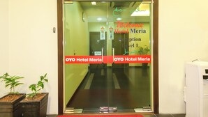A hotel entrance with a reception desk, a red carpet, and a glass door with a 'Welcome Hotel Meria' sign. - Super OYO Capital O 812 Hotel SMC Seksyen 13 (Shah Alam)