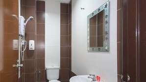 A bathroom with a toilet, sink, and shower. - Super OYO Capital O 812 Hotel SMC Seksyen 13 (Shah Alam)