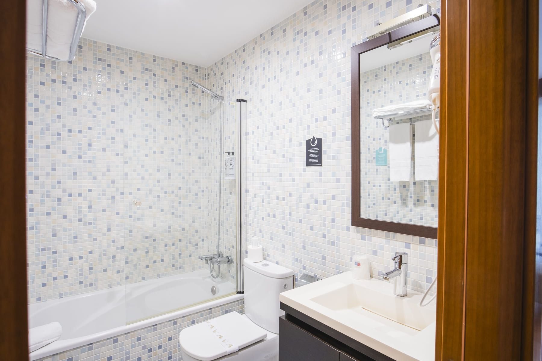 Un baño con bañera, inodoro y lavabo.