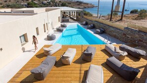 A rooftop pool with lounge chairs and a view of the sea. - Anamar Kea (Kea)