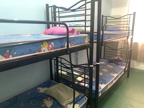 Bunk beds with Hello Kitty bedding, a pink pillow, and a beige blanket. - Spot ON 89872 Kuantan Backpackers (Kuantan)