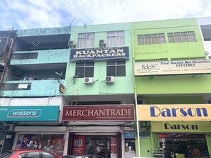 A multi-story building with various businesses including Kuantan Backpackers, Edes, Watsons, and Darson. - Spot ON 89872 Kuantan Backpackers (Kuantan)