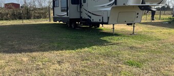 Soothing 1-bedroom RV with AC in welcoming Guy tx