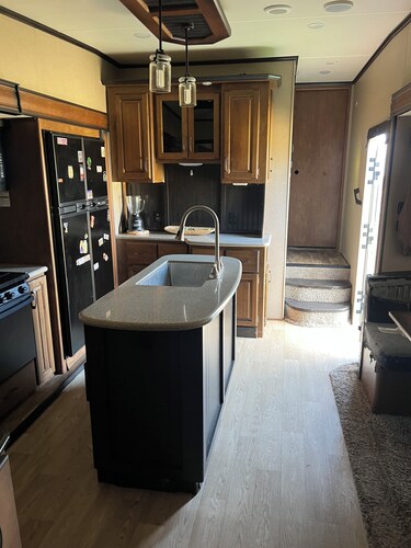 Soothing 1-bedroom RV with AC in welcoming Guy tx