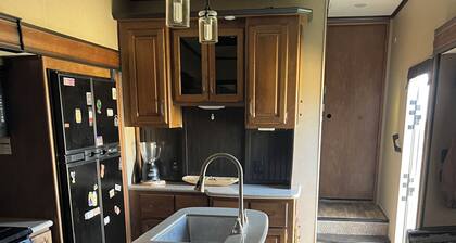 Soothing 1-bedroom RV with AC in welcoming Guy tx