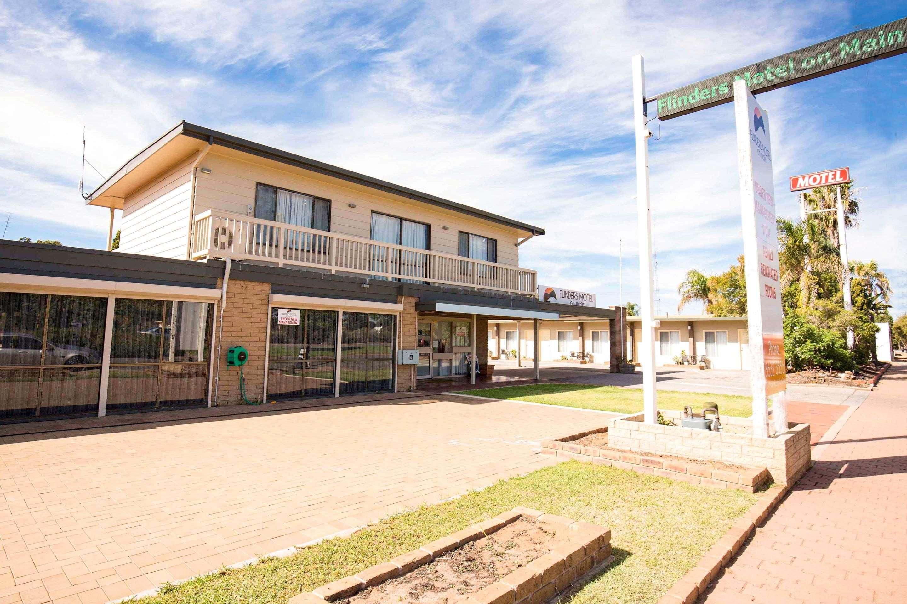 A motel with a flat roof, large windows, and a sign indicating 'Flinders Motel on Main.'