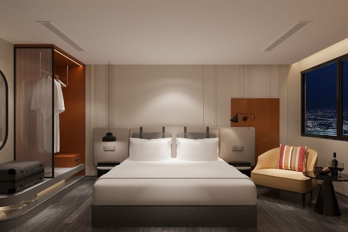 Hypo-allergenic bedding, minibar, in-room safe, desk