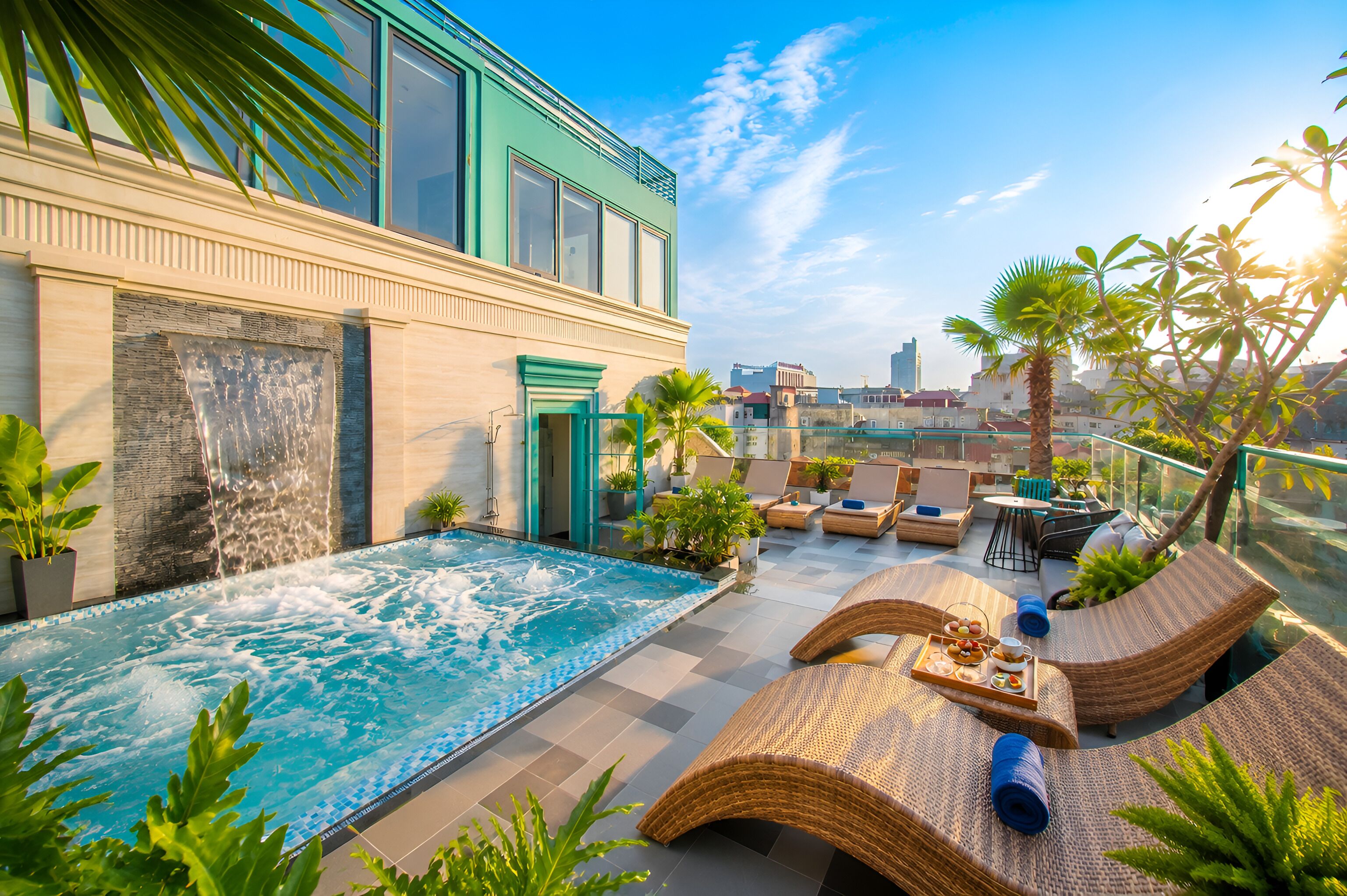 Una piscina al aire libre, sombrillas, sillones reclinables de piscina