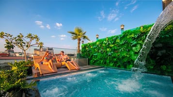 Piscine extérieure, parasols de plage, chaises longues