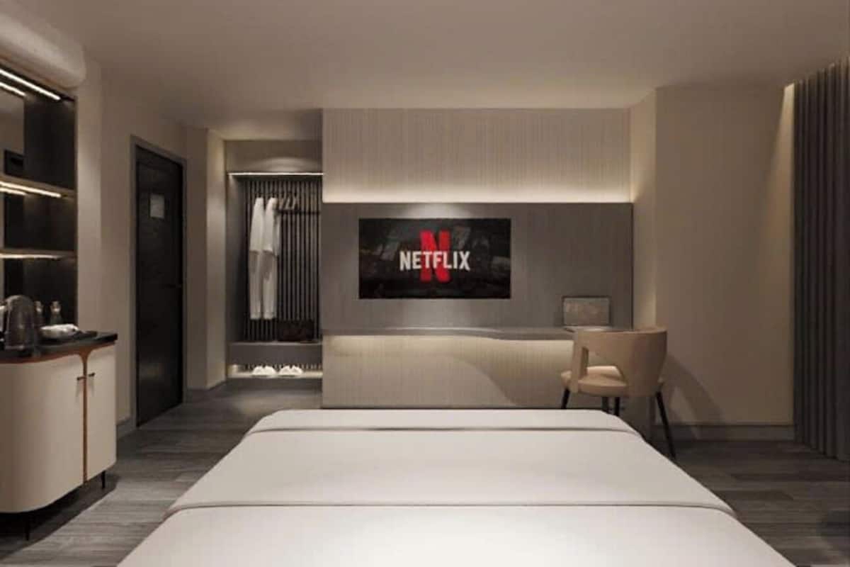 Hypo-allergenic bedding, minibar, in-room safe, desk