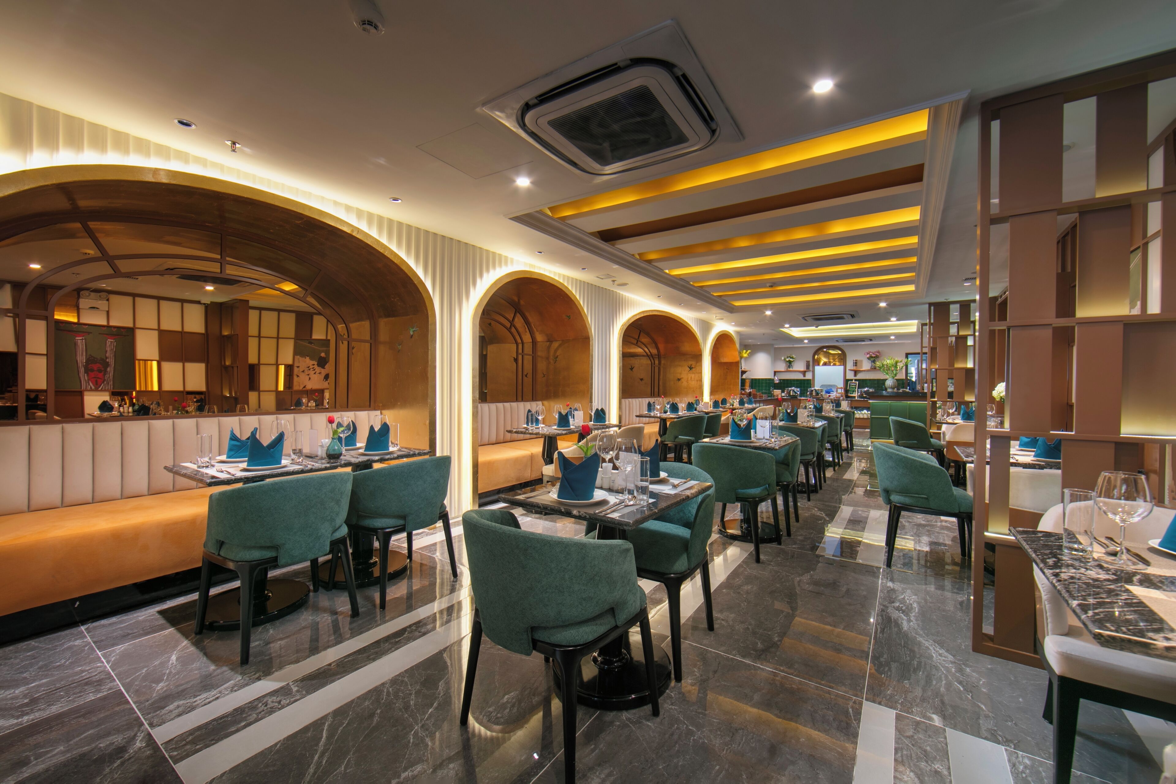 Restaurante com cabines, mesas e cadeiras verdes.
