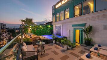 Outdoor pool, open 6:30 AM to 7:00 PM, pool umbrellas, sun loungers