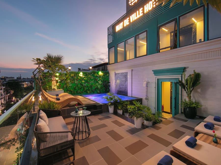 Outdoor pool, open 6:30 AM to 7:00 PM, pool umbrellas, pool loungers