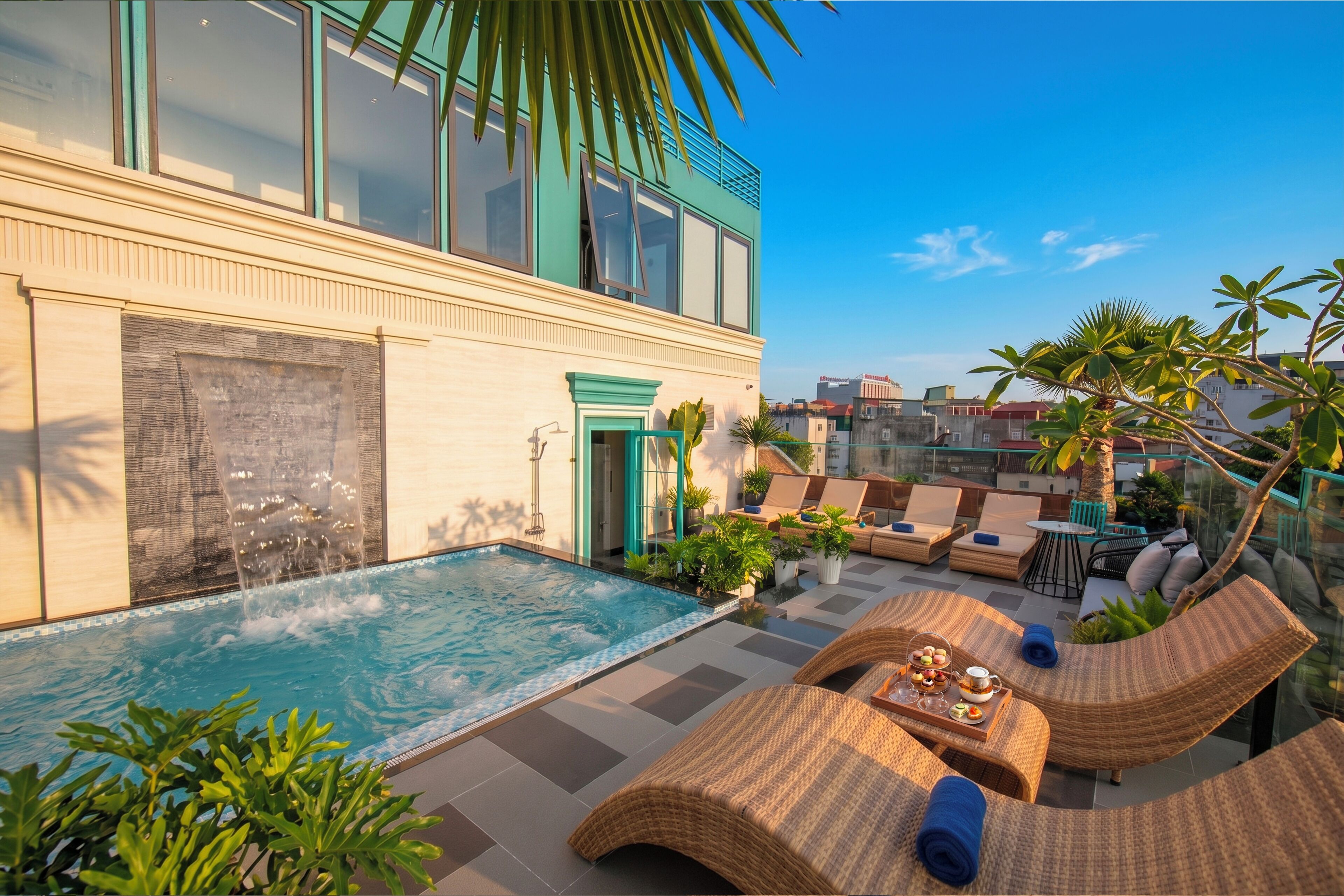 Piscine extérieure, parasols de plage, chaises longues