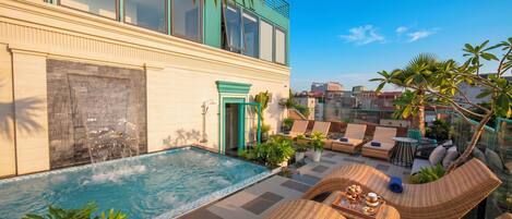 Outdoor pool, open 6:30 AM to 7:00 PM, pool umbrellas, pool loungers