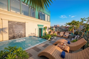 Outdoor pool, open 6:30 AM to 7:00 PM, pool umbrellas, pool loungers