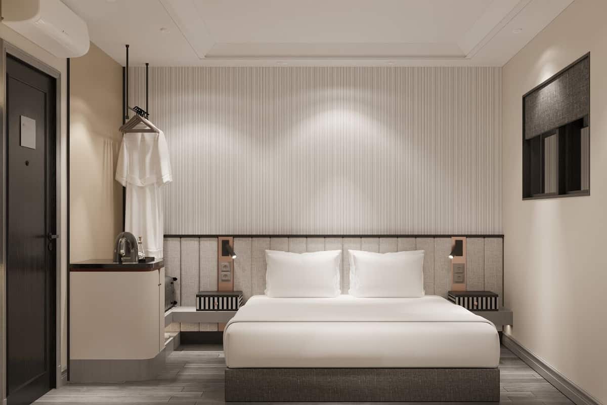 Deluxe Atrium View | Hypo-allergenic bedding, minibar, in-room safe, desk