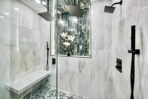 Doccia, asciugacapelli, bidet, asciugamani