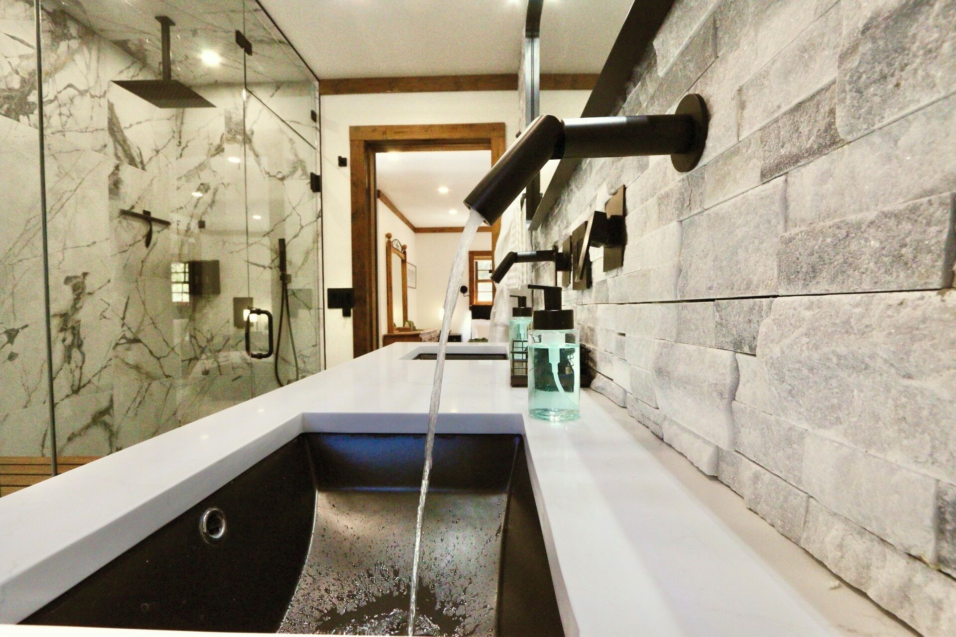 Ducha, secador de pelo, bidet, toallas