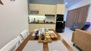 Dining - D' Mangkuyudan Luxury Guest House (Yogyakarta)