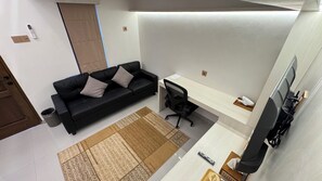 Habitación superior | Área de sala de estar | Televisión LCD de 32 pulgadas con canales por cable 