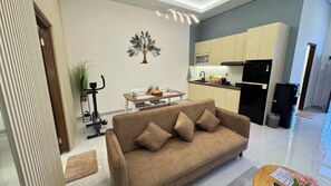 Suite familiare, 2 camere da letto | Area soggiorno | TV LCD 32 pollici con canali via cavo