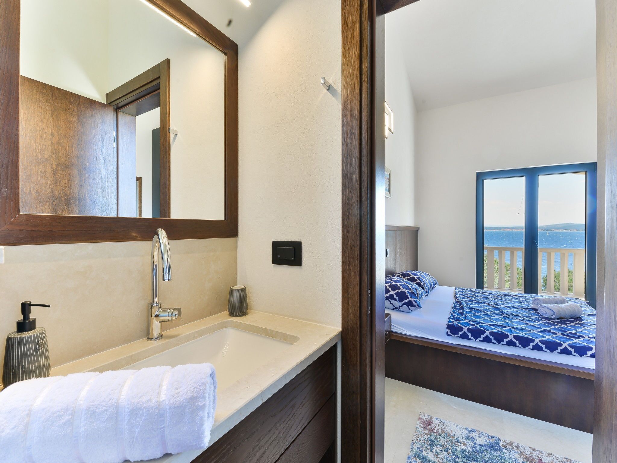 Une chambre d’hôtel avec salle de bain, un lit donnant sur une vue agréable et un balcon.
