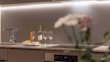 Kühlschrank, Mikrowelle, Ofen, Geschirrspüler