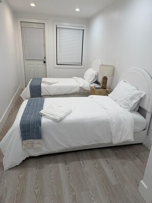 3 habitaciones, tabla de planchar con plancha, internet y ropa de cama 