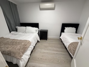 3 slaapkamers, een strijkplank/strijkijzer, internet, beddengoed