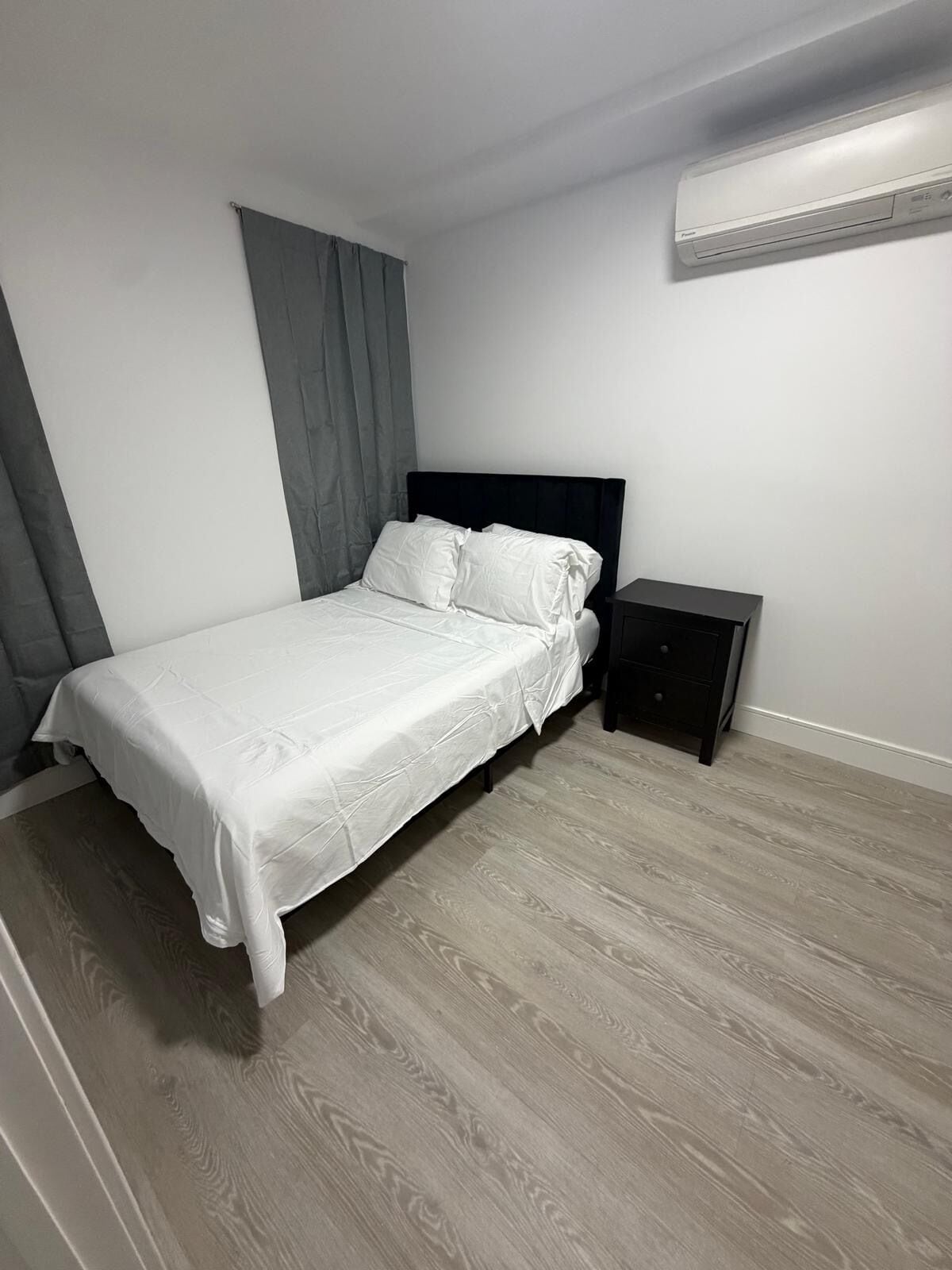 3 bedrooms, iron/ironing board, internet, bed sheets