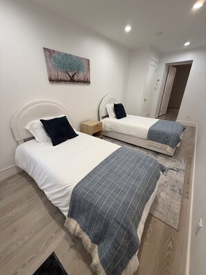 3 bedrooms, iron/ironing board, internet, bed sheets