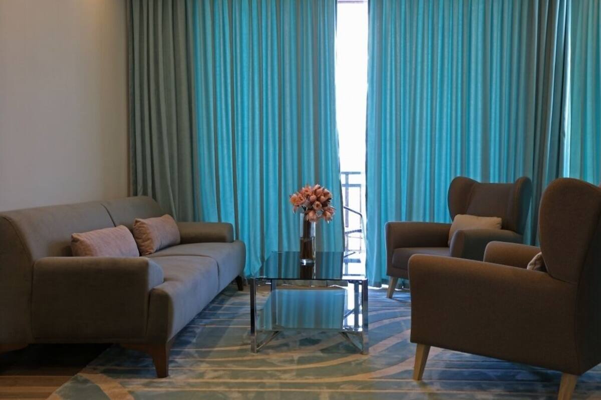 Una sala de estar con sofá, sillón y mesa de centro.