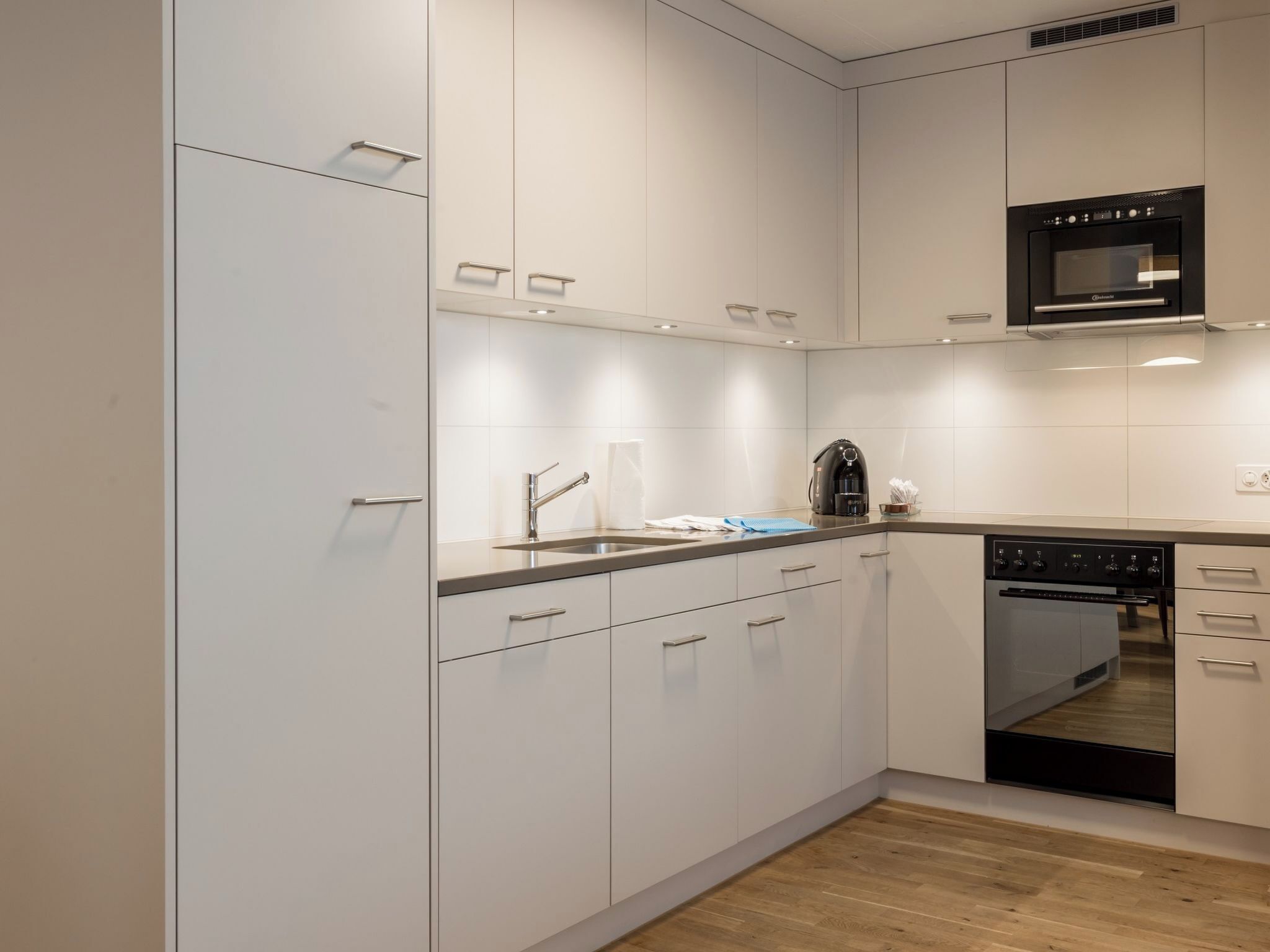 Kühlschrank, Mikrowelle, Ofen, Geschirrspüler