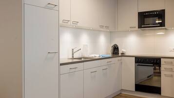 Kühlschrank, Mikrowelle, Ofen, Geschirrspüler