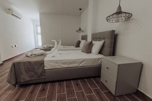 Un dormitorio moderno con cama, mesitas de noche y armario.
