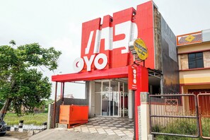 Ein Gebäude mit einem auffälligen roten und weißen Schild, auf dem "VIE OYO" steht.