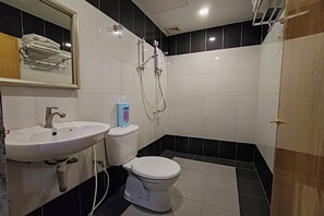 A bathroom with a sink, toilet, and shower. - Nova Hotel Ipoh by Zuzu (Ipoh)