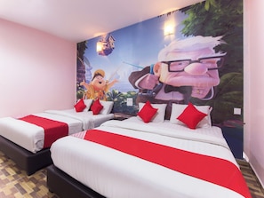 Ein Hotelzimmer mit zwei Betten, jeweils mit weißer Bettwäsche und roten Akzenten, sowie einem Wandgemälde mit animierten Figuren.