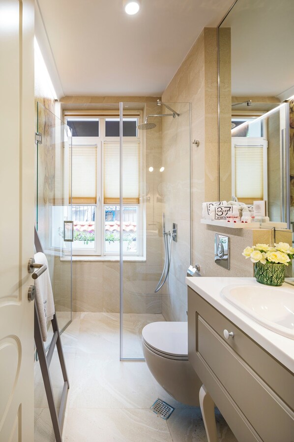 A modern bathroom with a glass-enclosed shower, a toilet, and a vanity with a mirror. - Art Boutique Hotel Gallery 37 Plovdiv (Plovdiv)
