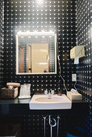 Combined shower/tub, hair dryer, towels, soap - REIBA stayle hotel  (Hokuto)