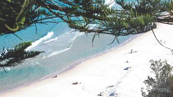 Una spiaggia nelle vicinanze