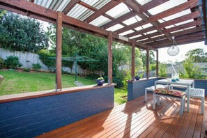 Outdoor dining - The Park View At Mollymook (Mollymook Beach)
