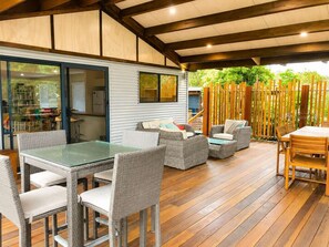 Outdoor dining - Narrawallee Holiday House (Narrawallee)